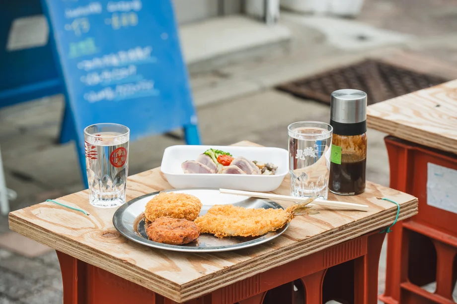 【鎌倉】魚屋の軒先で鮮魚をアテに昼呑みできる、“サカナ角打ち”が最高すぎた