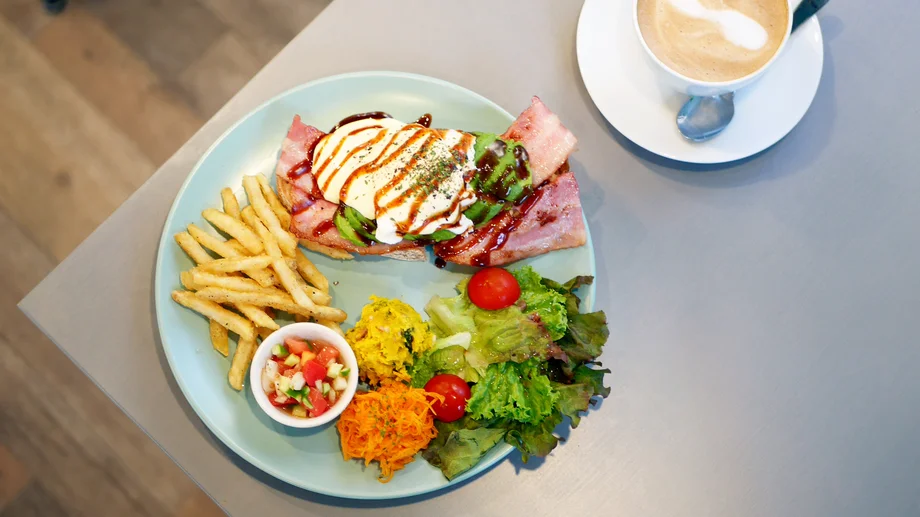 【横須賀】観葉植物カフェ「ココスファーム」で癒しのひとときと特製エッグベネディクト