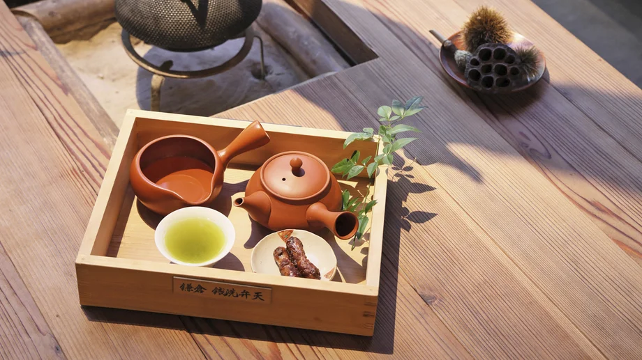 【鎌倉】銭洗弁天でひとやすみ。団子と一緒に味わいたい「弁天茶屋」の深蒸し煎茶