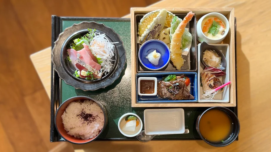 【佐島】海と富士山を望む絶景で味わう贅沢昼膳。12食限定「創作御膳」｜マゼラン湘南佐島 レストラン