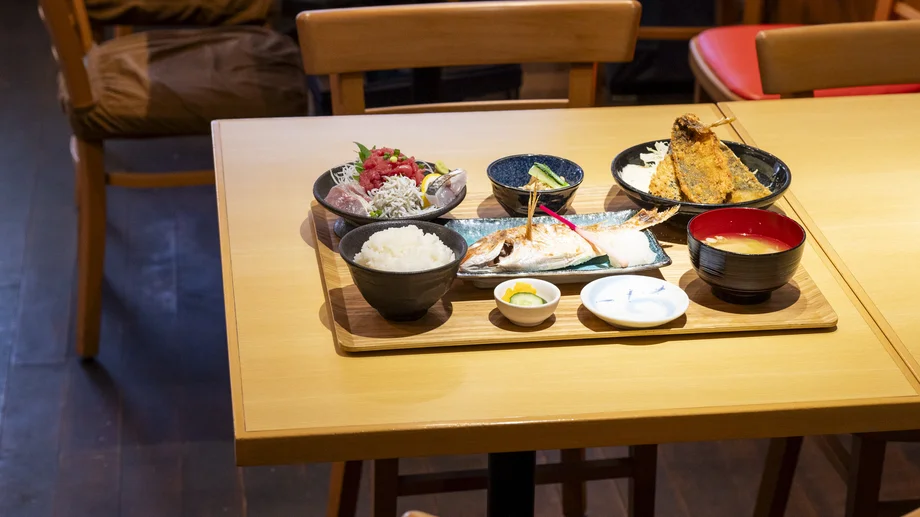 【葉山】獲れたて地魚が豪華すぎる「佐島 成一食堂」名物なるいち定食が人気の理由
