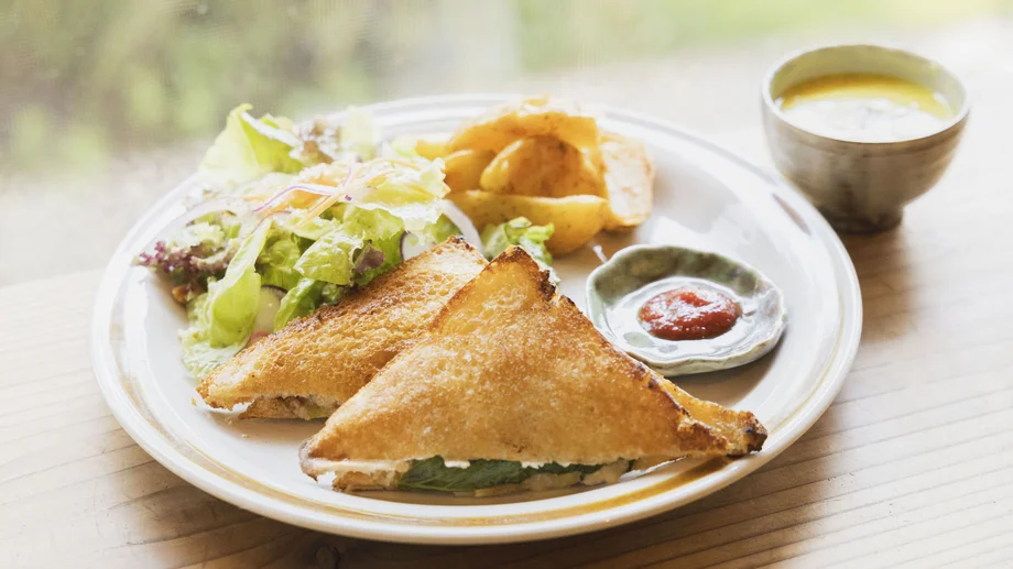 【佐島】MARKAが選択する食。米粉パンと無農薬野菜のランチプレート