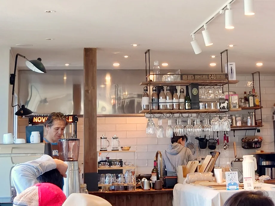 【三浦】海とコーヒー香るリビング「Beach Wellness Lounge カフェ ラプンタ」