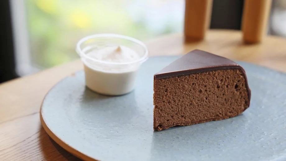 【葉山】受け継がれたウィーン菓子の技。高橋シェフのザッハトルテと焼き菓子に出会う「フリューリング」