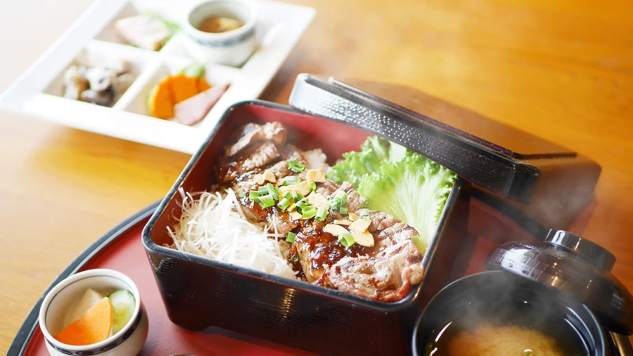 【佐島】旨み満喫、贅沢熟成肉！香ばしいサーロインの“肉重ランチ”｜マゼラン湘南佐島 レストラン