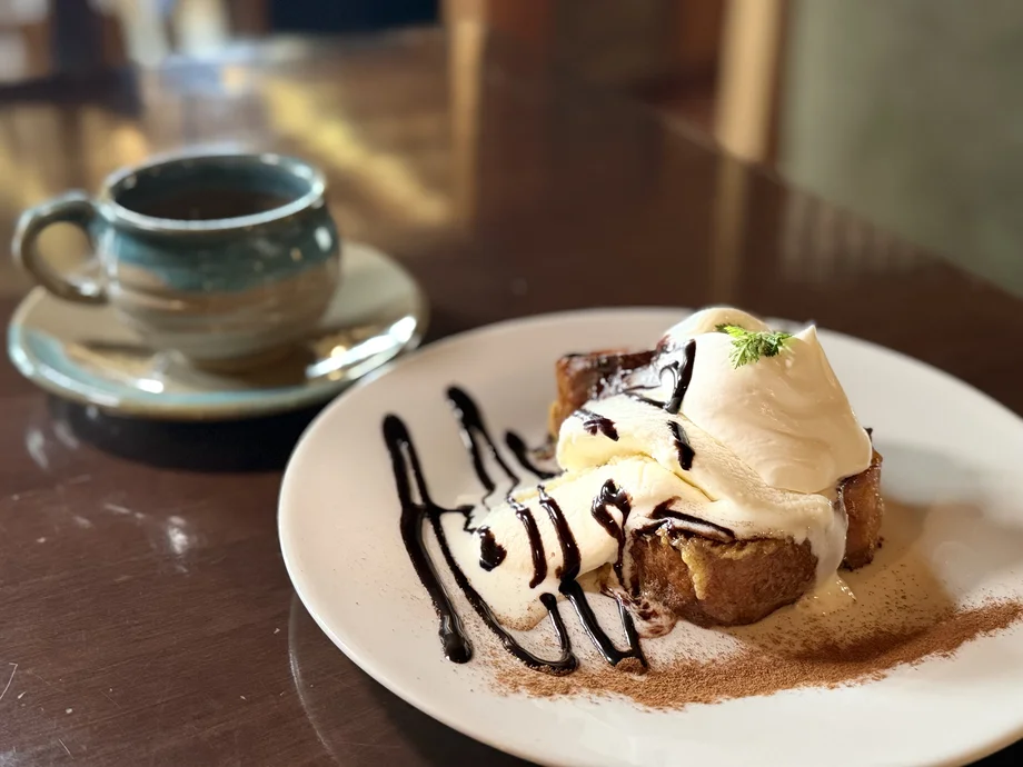 【横須賀】サクッ、ふわっ。天空の「ツキコヤ」で出会う究極のフレンチトーストとコーヒーの至福ペアリング