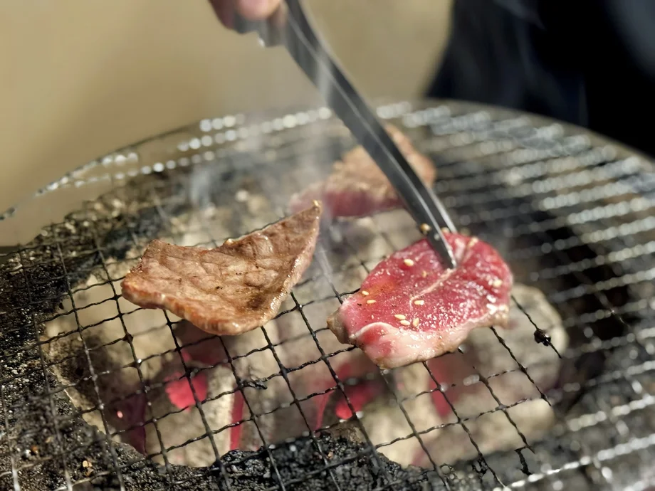 【横須賀】肉が食べたい！炭火七輪で焼く大満足の4種盛り一栄セット「焼肉・ホルモン 一栄」