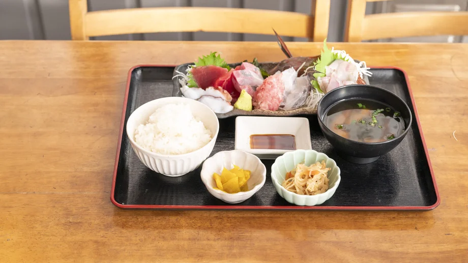 【横須賀】名もなき魚も極上の一皿に。佐島の仲買人が仕掛ける海鮮居酒屋「漁師小屋」