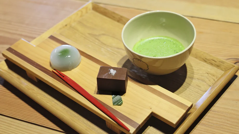 【葉山】御用邸そばの静かな時間。茶釜の湯で点てるお抹茶と和菓子「葉山茶寮 六花」