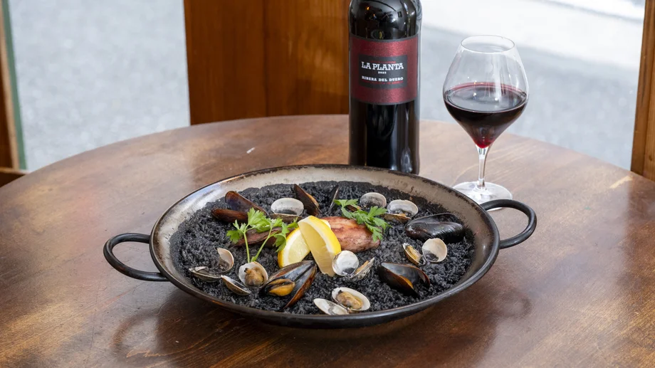 【葉山】磯の旨味が凝縮。森戸海岸のVAMONOSで味わう本格イカ墨パエリア