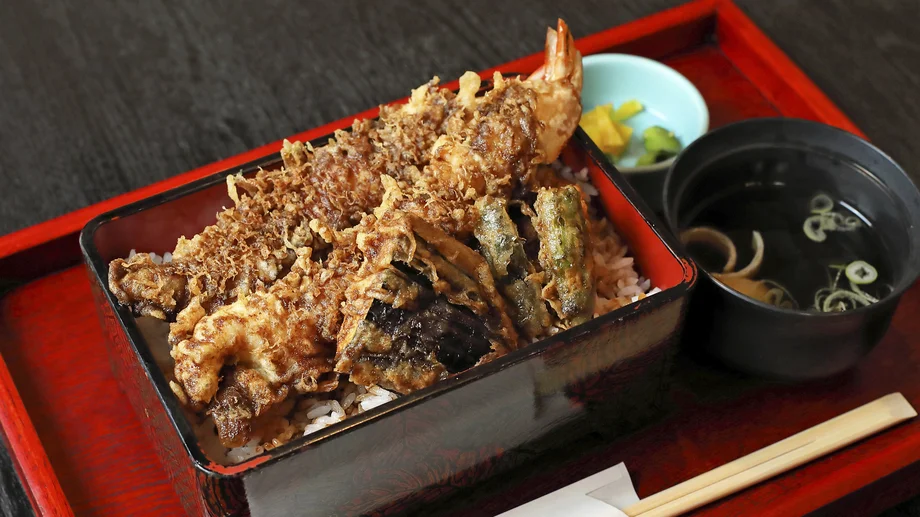 【横須賀】和食の王道を守って105年「四代目埼玉屋 和心 天まる」の重箱からはみ出るえび天丼