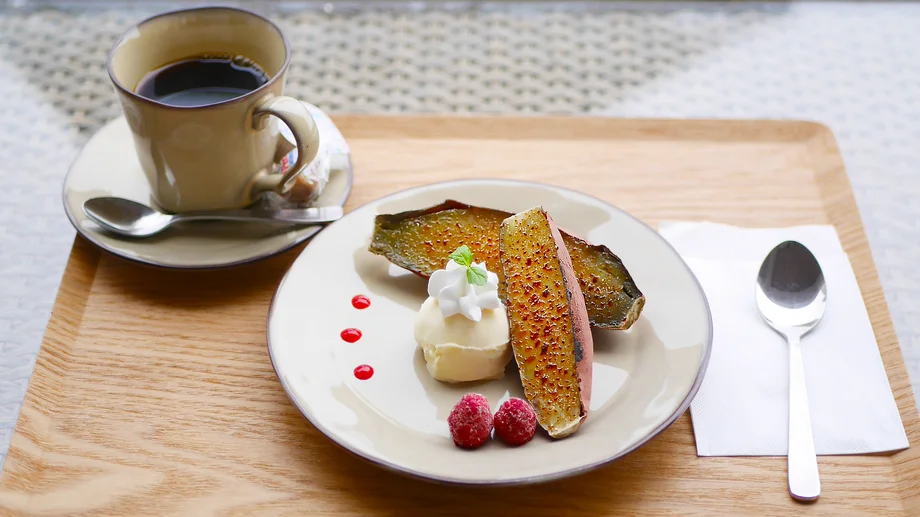 【佐島】焦がし香る焼き芋ブリュレと、読書の至福時間「マゼラン湘南佐島 Book cafe」