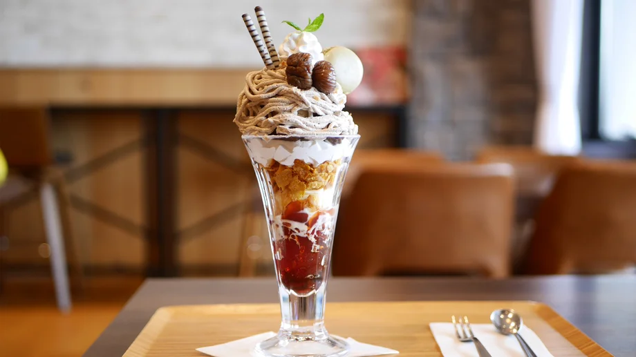 【佐島】ほっくりと栗を堪能味。マロンパフェと海を望むBook cafe の上質な時間