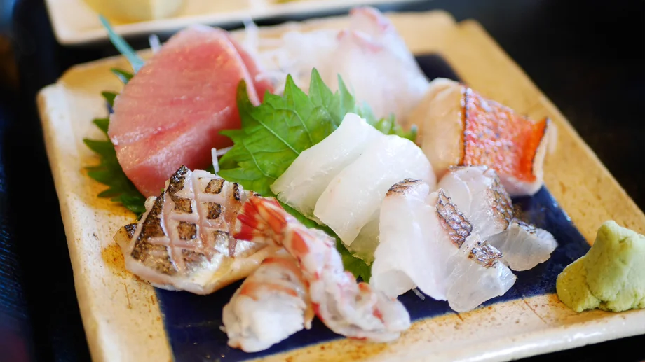 【横須賀・鴨居】7種盛りが豪華すぎる！漁師直送の地魚で味わう「お刺身定食」｜海鮮料理 鴨鶴