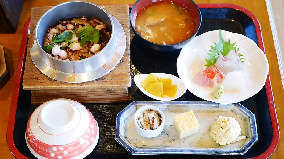 【横須賀】行列の名物「たこ釜飯」！60年続く老舗「海鮮料理 鴨鶴」で味わう地蛸の旨み