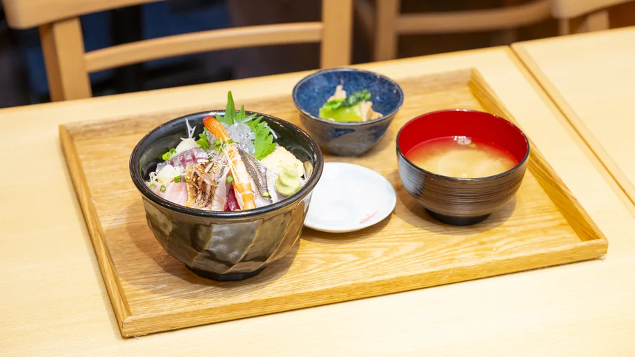 【葉山】地魚10品以上の豪華「おまかせ海鮮丼」佐島 成一食堂が守る伝統の味