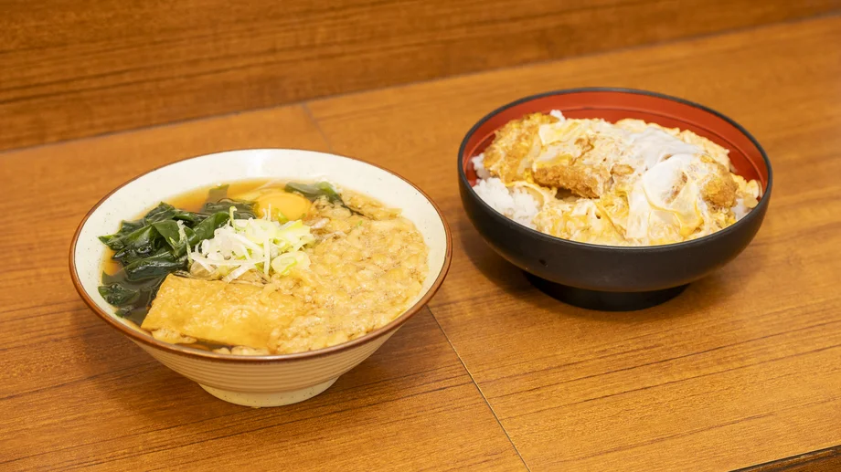 【逗子】枯れ節の黄金出汁が決め手！駅そば「浪子そば」名物・全部入りが大人気