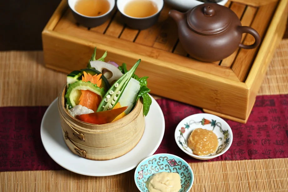 【逗子】お通しが裏名物! 地元野菜の蒸籠蒸しと黄酒を楽しむ中華「せろりや」