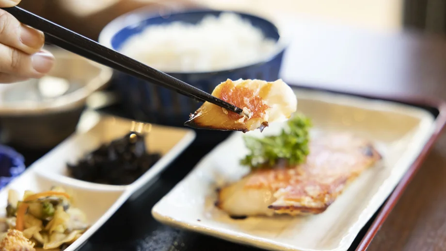 知恵を凝らして余すことなく金目鯛をいただく「公海」の焼魚定食