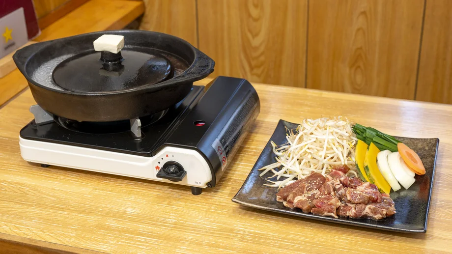 横須賀で本格北海道ジンギスカン！？分厚いラム肉と特注鍋の「行くべぇ」