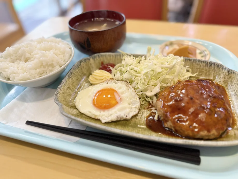 【横須賀】680円でこの満足感！元中華料理人が焼くふわふわハンバーグ「チーズモック in すえひろ」