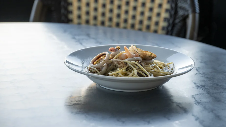 【横須賀】ローズマリーが主役の一皿。絶景で味わう「プラージュ・スッド」の海の幸スパゲッティ