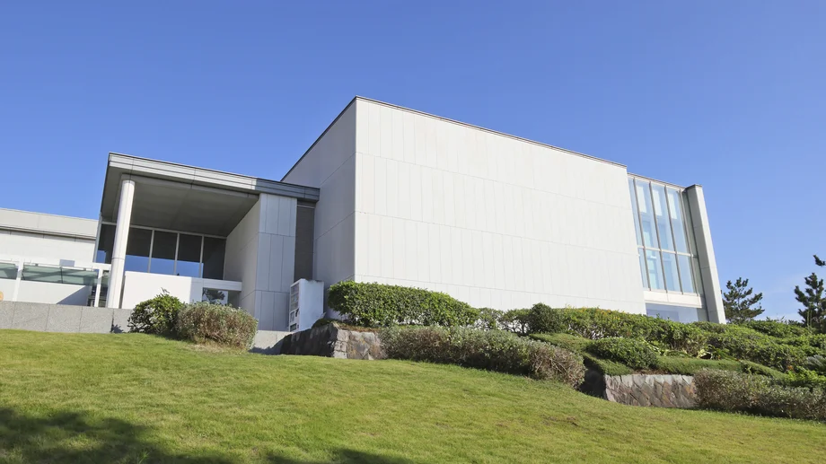 【葉山】旧皇族別邸跡に佇む海辺の名建築。葉山さんと巡る「神奈川県立近代美術館」