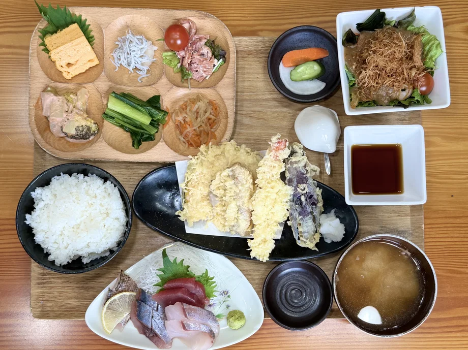 【横須賀】三浦半島の海と畑を一度に味わう。「うれしたのし屋」の鮮度異次元ランチ