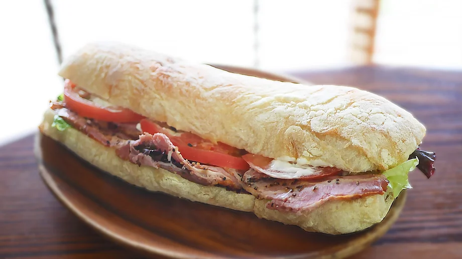 【葉山】開店40分で完売！生地の個性を味わうMoto Painの絶品チャバタサンド