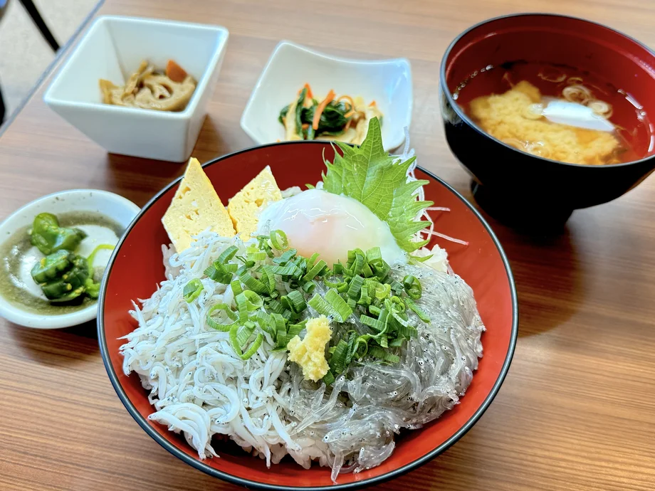 【横須賀】生と釜揚げを一度に味わう至福！かねしち丸網元直営「夕凪」のしらす二色丼