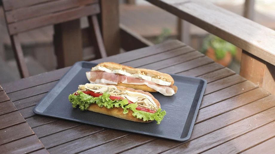 【野比】柘榴(ざくろ)の天然酵母で焼く本格フランスパン。「ザクロ」の大きなサンドウィッチ