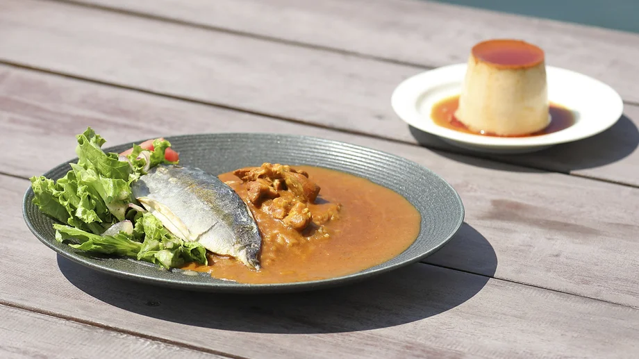【葉山】地魚ドーン！絶景で味わう「港のマーロウ」名物カレーと限定プリン