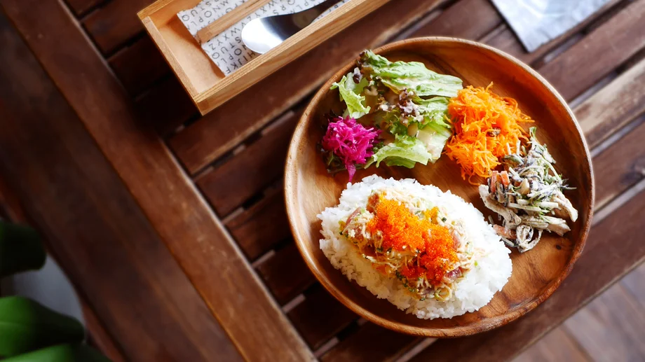 【秋谷】一口で虜に。25年ハワイ暮らしが辿り着いたスパイシーアヒポキ｜plus aloha cafe