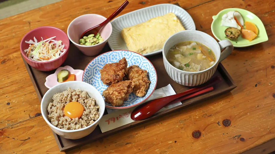 【北久里浜】鶏そぼろ・唐揚げ・卵焼きの三重奏！ブタノキモチの鶏定食「鶏家族」