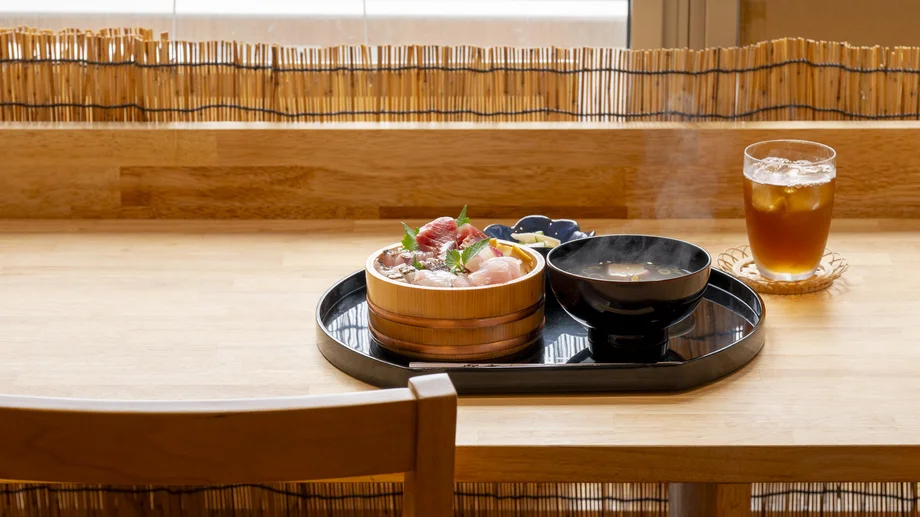 【三崎】釣り女子が仕入れる海鮮丼！「漁師のいえ 紫季」の毎週変わる10種盛りの紫季丼