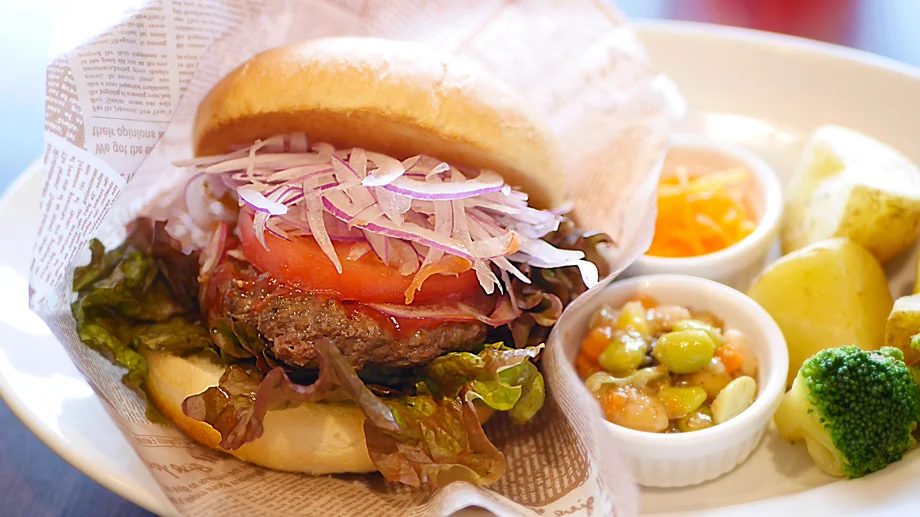 【佐島】ごろっと肉感がたまらない！粗挽き肉の旨み弾けるバーガー｜マゼラン湘南佐島 Book cafe