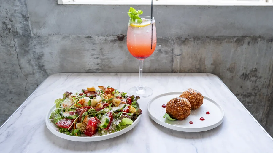 【葉山】非日常ラウンジ「UNDER THE PALMO」で味わう三浦野菜とリゾート時間