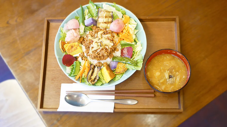 【横須賀】10品目越える横須賀野菜×スパイス香る「タコライス」が人気｜one drop cafe