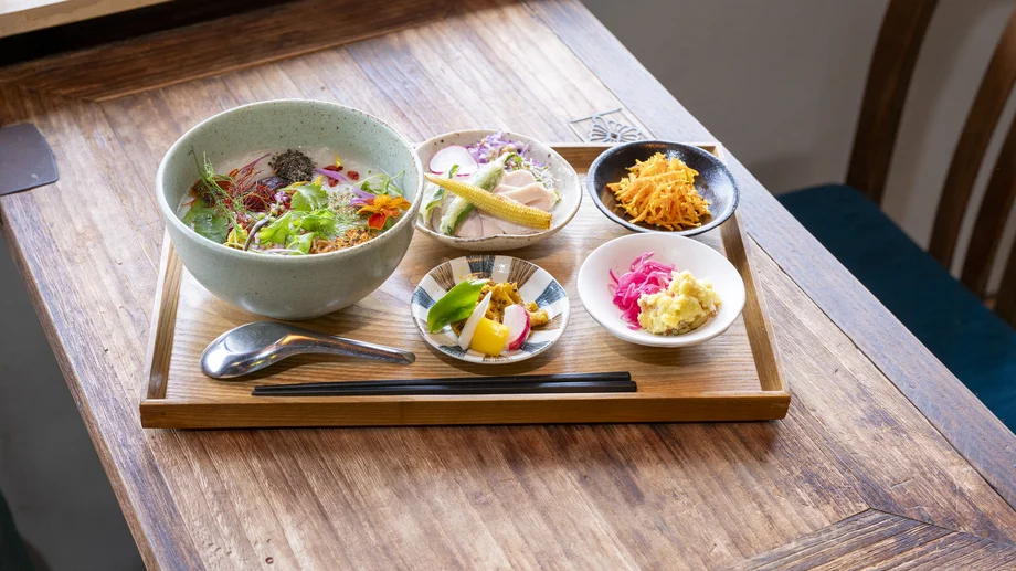 【東逗子】品目たっぷり「ひるね」の中華粥セットは手作りの優しい味わい