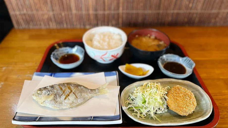 【横須賀・鴨居】驚く白身魚の旨み！二度揚げで香ばしさ極まる「エボ鯛から揚げ定食」｜海鮮料理 鴨鶴