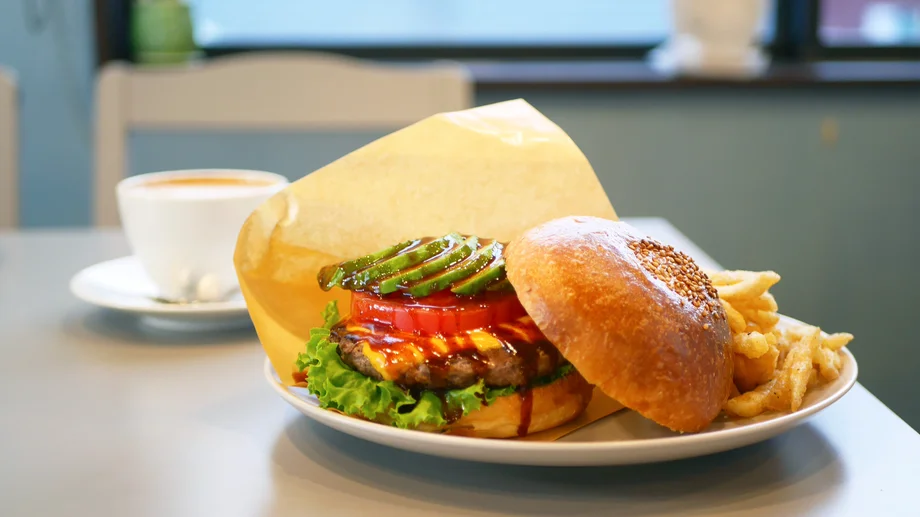 【横須賀】観葉植物店のカフェで堪能!贅沢パティの特製「COCOSバーガー」