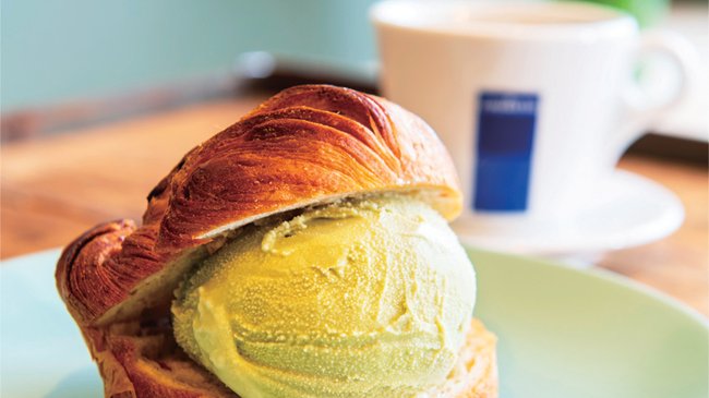 充麦のデニッシュにピスタチオジェラートをサンドしたデニッシュコンジェラート※ブリオッシュにお好みのジェラートをサンドしたブリオッシュコンジェラート、またはお好みのダブルジェラート+お好きなドリンクにも変更できます。