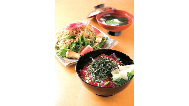 鉄火丼 or サーモンといくらの親子丼<br>(ジャコのサラダ,お吸い物付き)