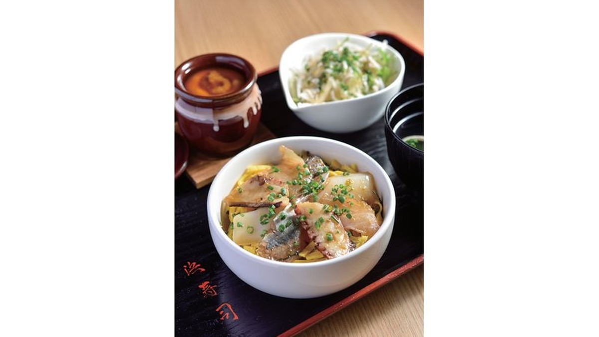 醤油漬ミニ海鮮丼（お吸い物付き）＆梅の茶碗蒸し＆しらすと大根のサラダ