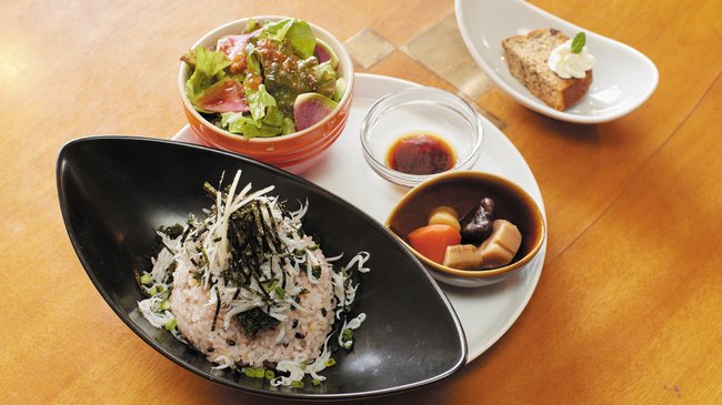 葉山釜揚げしらす丼プレート（サラダ，小鉢，デザート）