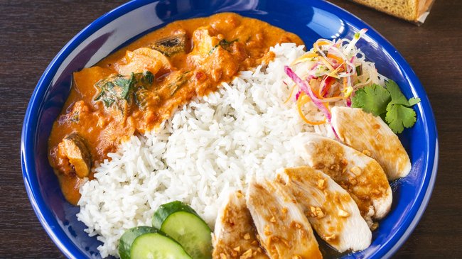 トマトのグリーンカレーとカオマンガイの2種盛りランチ