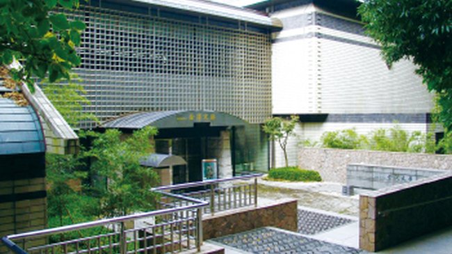 企画展観覧料<br> 大人(学生を除く)100円割引<br> 20歳未満および学生50円割引