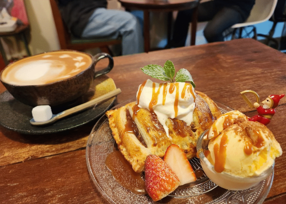 CAFE CHOCOLATで食べる焼きたて絶品アップルパイ【黄金町駅】