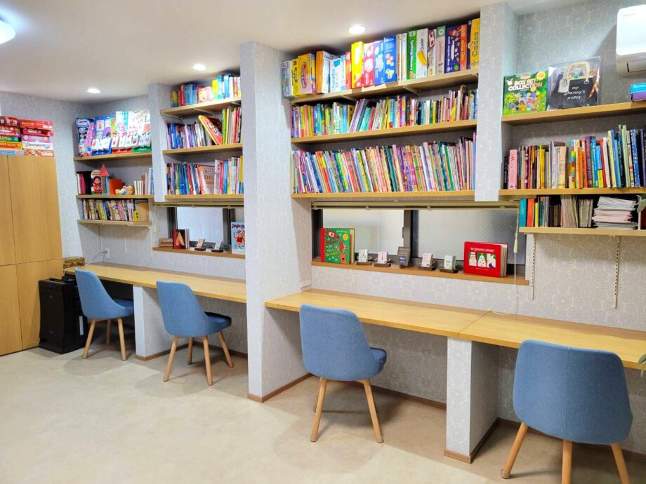 英語を学ぶヒントが見つかる、英国風カフェ「BOOK’N ROLL CAFE」雑色