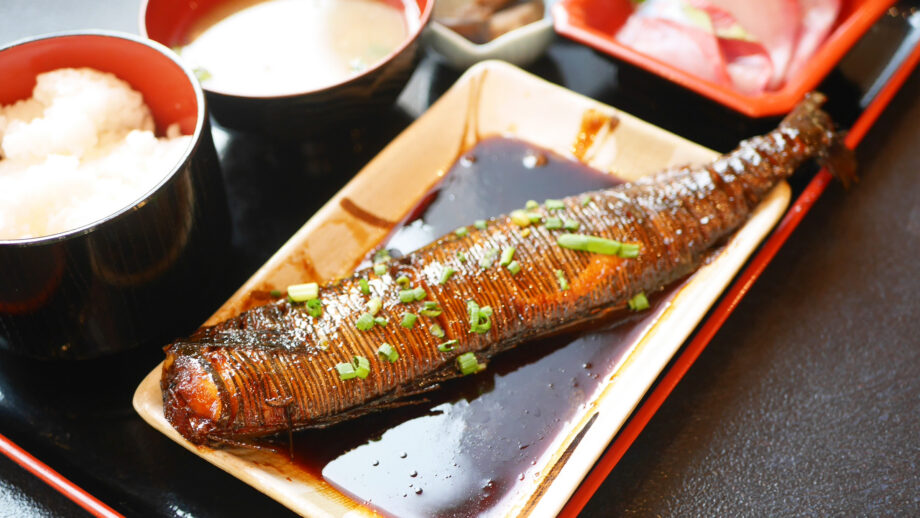 【横須賀】7年継ぎ足しのタレが決め手！長井漁港で味わう、漁師の煮魚定食
